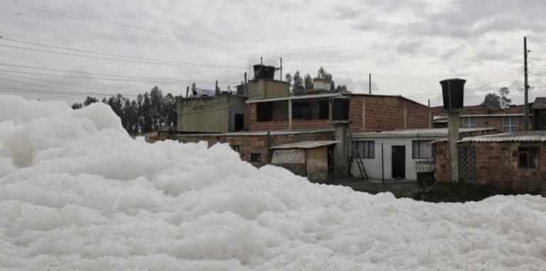 Habitantes de Mosquera afectados por espuma del rio contaminado